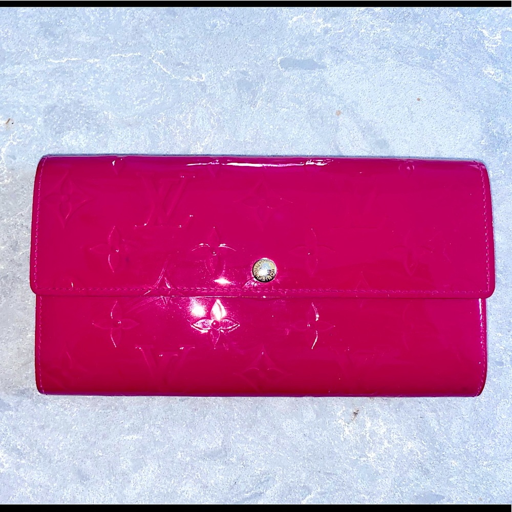 ❌ SOLD ❌ 
Authentic Lm Ed Louis Vuitton Monogram Vernis Sarah Wallet Rose Indien